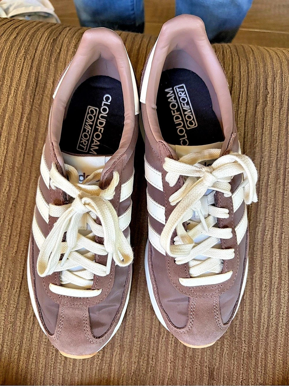 adidas Run size 8 Shoes Brown & White Sneakers